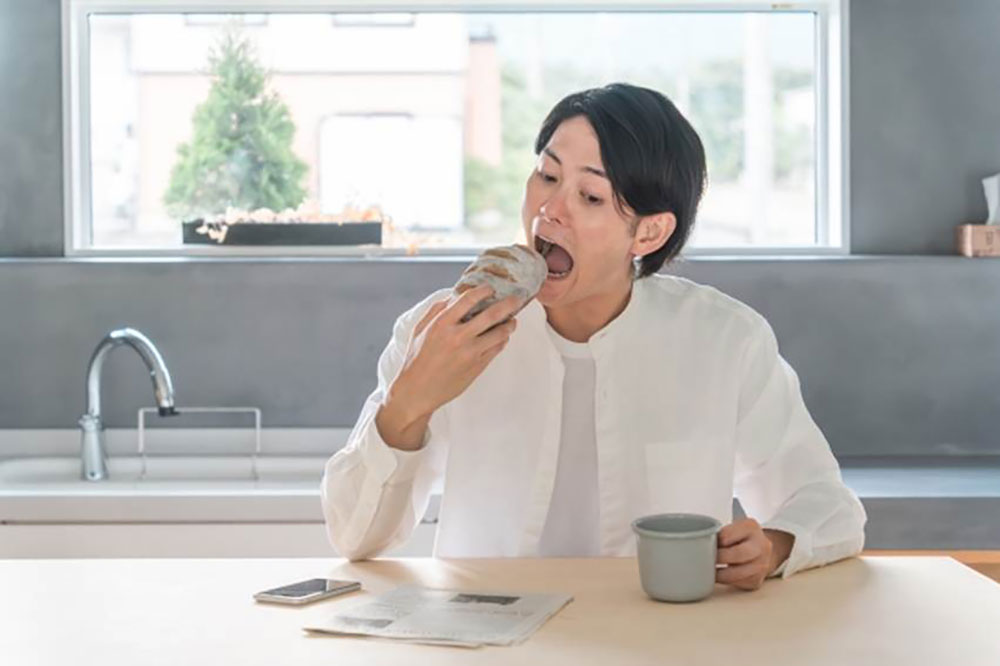 食事をする男性