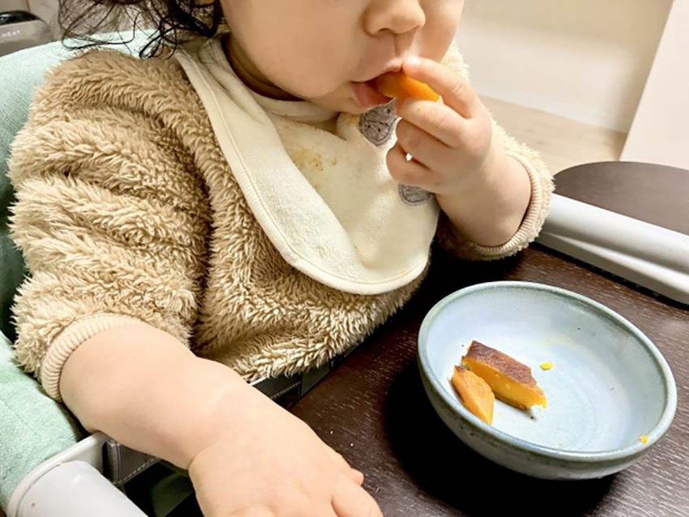 おやつを食べる子供の写真