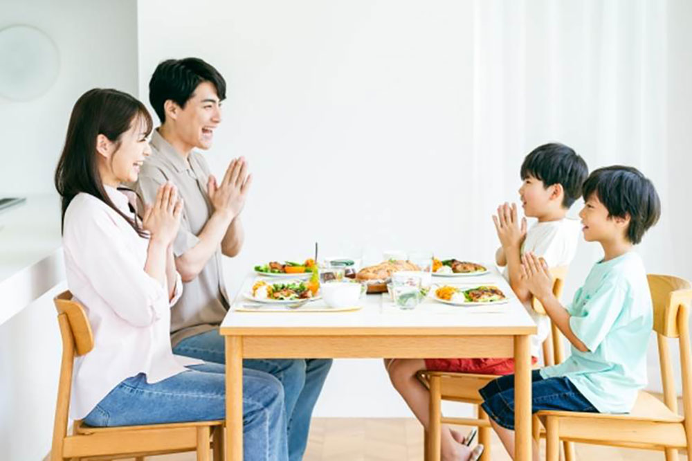 テーブルで食事をする家族